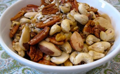 С какого возраста можно давать орехи: польза, грецких и кедровых