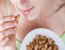 Тестируйте и пробуйте на вкус орехи На вкус можно правильно выбрать орехи, определить свежесть и качество